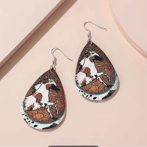 NWT Teardrop Shape Horse Pattern Dangle Earrings Retro Style faux Leather - Picture 4 of 4